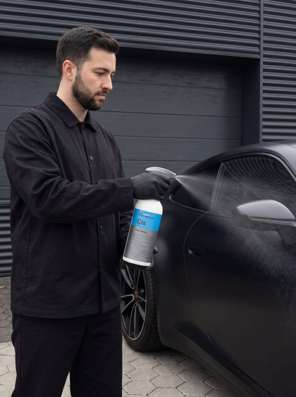 Koch-Chemie Clay Spray Cls — Daniel sprüht Reinigungsknete Gleitspray auf Sportwagen, Portrait