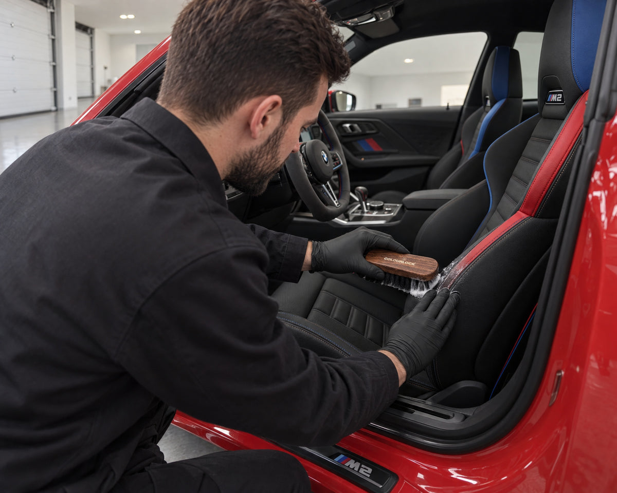 Detailing1 Hero: Bürsten & Pinsel — Lederbürste richtig einsetzen (Desktop)