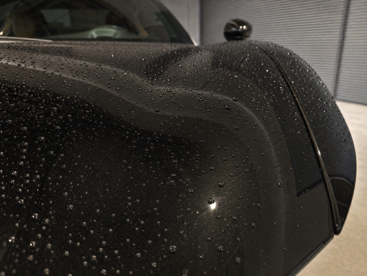 Tiefenglanz und perfektes Beading auf versiegeltem Klarlack nach PerfectFinish Sealant Pfs