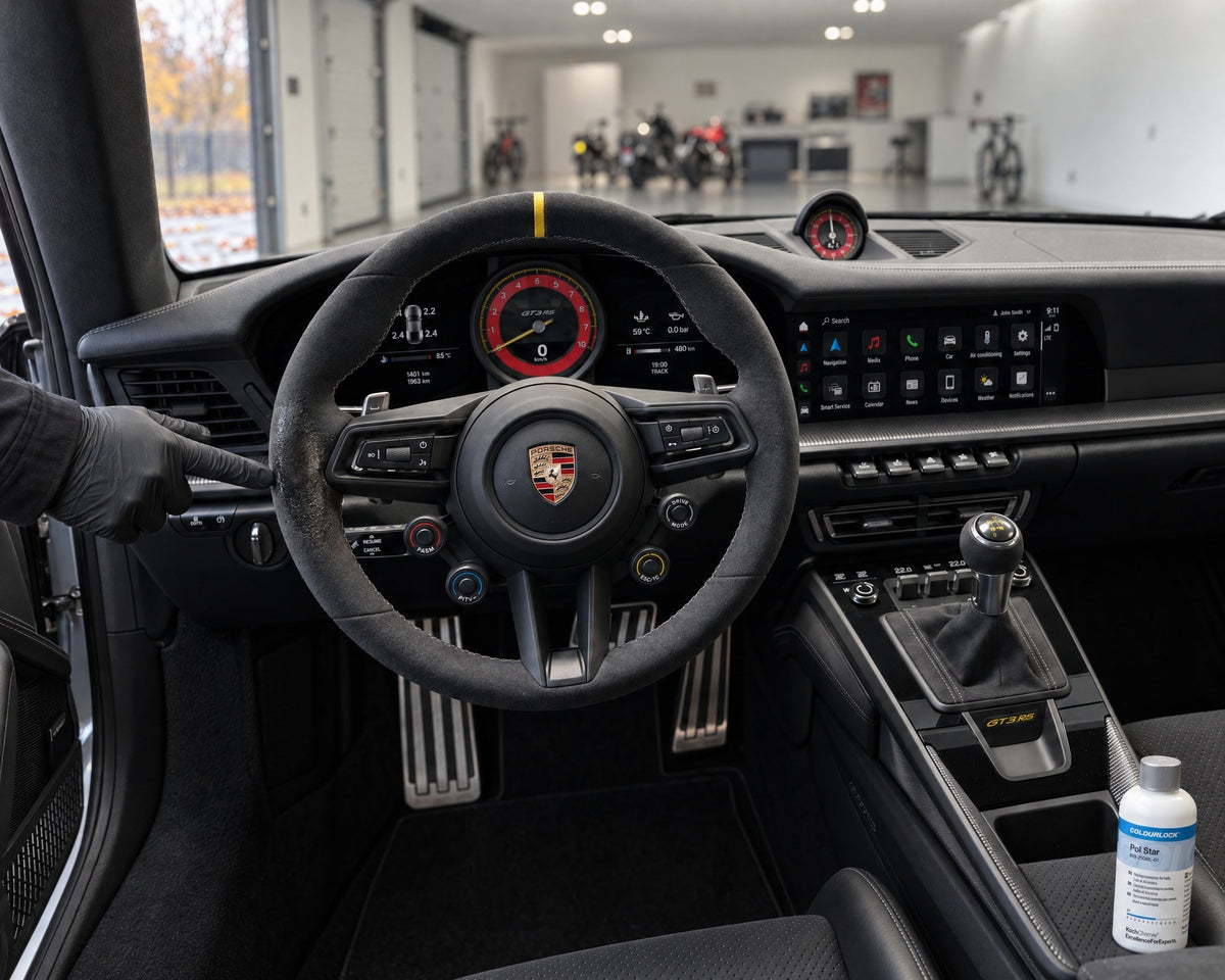 Detailing1 Alcantara-Lenkrad reinigen — speckiger Glanz bei neun Uhr am Lenkrad eines Porsche 911 GT3 RS, COLOURLOCK Pol Star