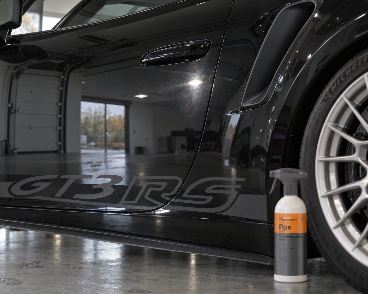 Detailing1 Lack ausleuchten — feiner Hologramm-Schleier um den Spot-Reflex an einem Porsche 911 GT3 RS, Koch-Chemie Pps