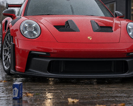 GYEON Q² View EVO vor der betauten Frontscheibe eines roten Porsche 911 GT3 RS – Regenabweiser im Winter