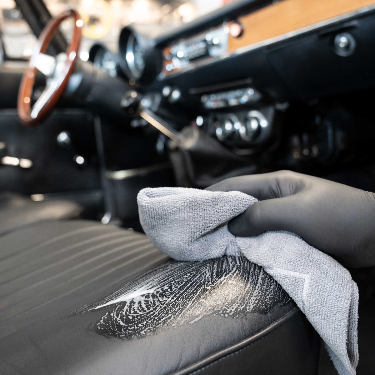 Detailing1 COLOURLOCK Classic Car Leather Care Set — gelösten Schmutz mit dem Tuch vom Oldtimer-Sitz abnehmen