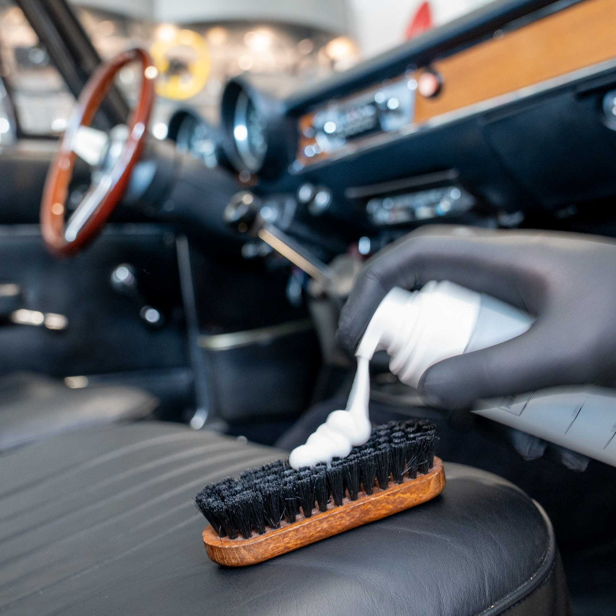 Detailing1 COLOURLOCK Classic Car Leather Care Set — Reinigungsschaum auf die Lederbürste, Oldtimer-Innenraum