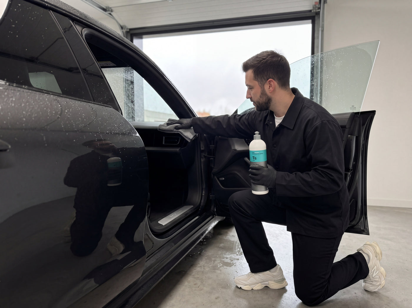 Detailing1 Hero: Kunststoffpflege — Regen draußen, Pflege drinnen mit Top Star Ts (Desktop)