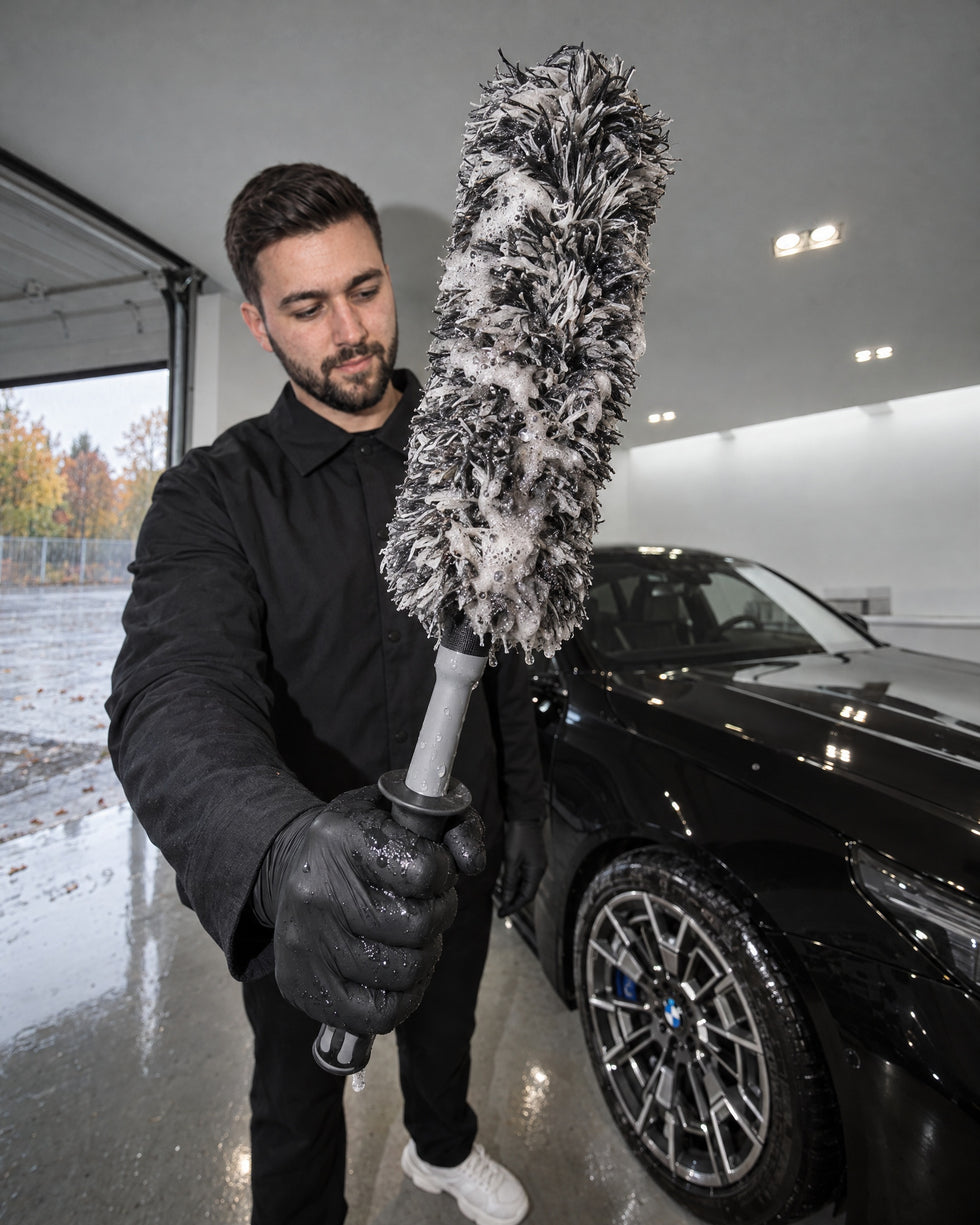 Detailing1 Hero: Felgenbürsten — nasse Mikrofaser-Felgenbürste nach dem Felgenbett (Mobile)