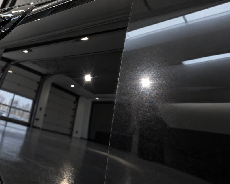 Detailing1 abgeklebte Kante — links klarer Spiegel nach der Politur, rechts Hologramm-Schleier um den gespiegelten Deckenspot