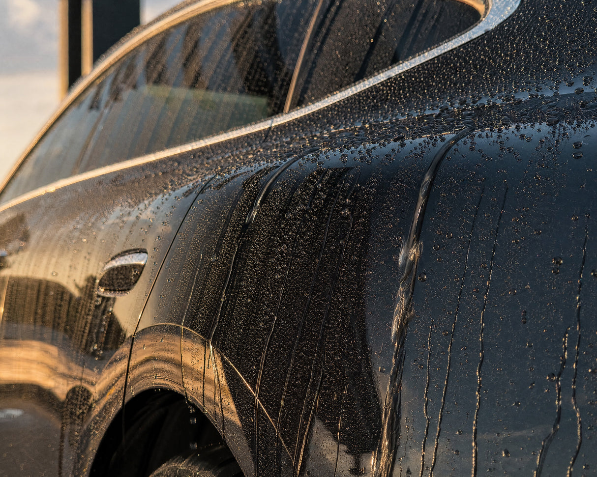Hydrophobes Wasser-Beading nach Koch-Chemie Ceramic Effect Polish Cep auf schwarzem Lack