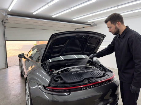 Koch-Chemie Motorplast Mp wird in den Heckmotorraum eines Porsche 911 992 Boxer gespruet Detailing1