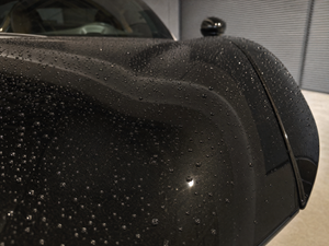 Tiefenglanz und perfektes Beading auf versiegeltem Klarlack nach PerfectFinish Sealant Pfs
