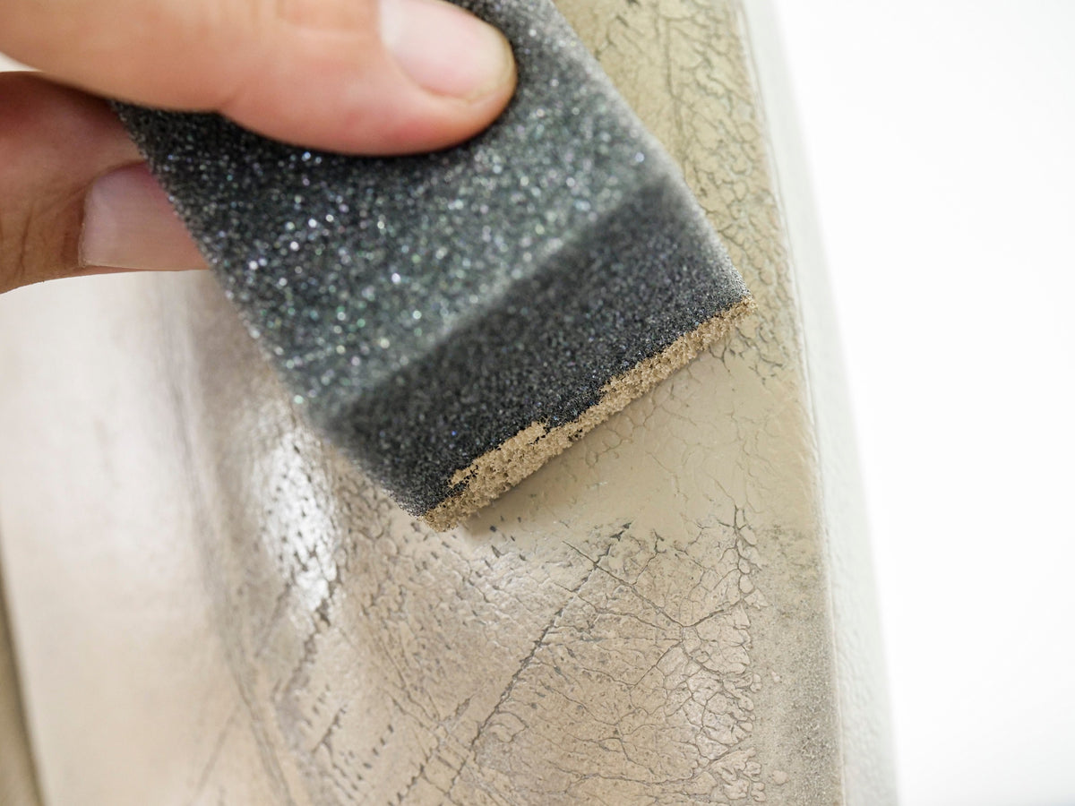 Detailing1 COLOURLOCK Farbauffrischer — Schwamm auf rissigem, hellem Leder