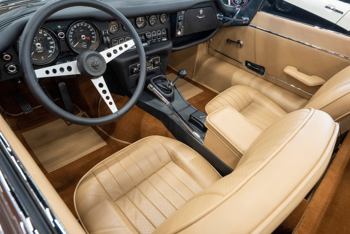 Detailing1 COLOURLOCK Lederfarbe & -pflege für Jaguar — beiger Leder-Innenraum eines Jaguar E-Type