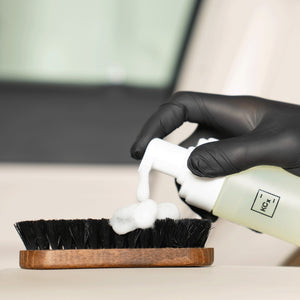 Detailing1 COLOURLOCK Leather Cleaner (Strong) — Reinigungsschaum aus der Foamer Bottle auf der Lederbürste