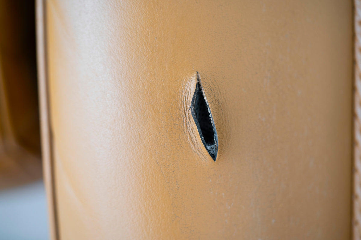 Detailing1 COLOURLOCK Lederkleber & Nahtreparatur — Riss im Glattleder vor der Reparatur