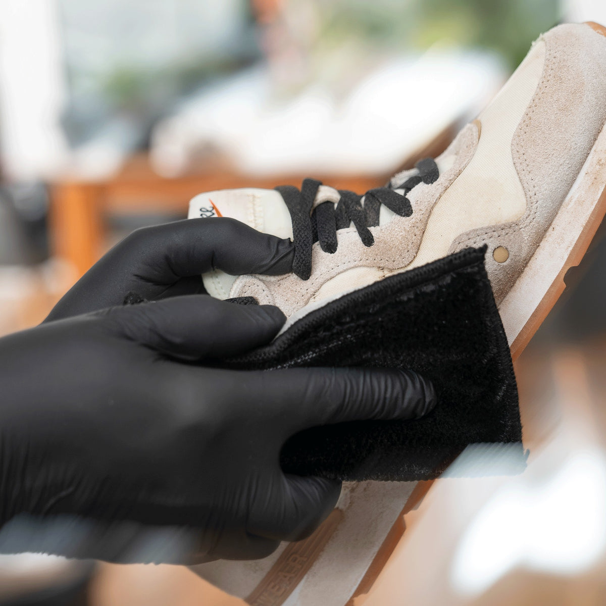 Detailing1 COLOURLOCK Sneaker Cleaner Set — heller Sneaker wird mit dem Reinigungspad gesäubert