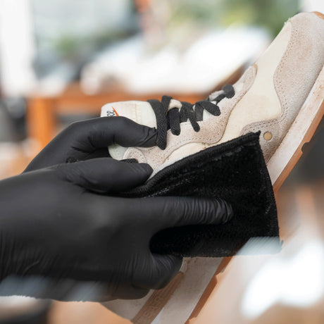 Detailing1 COLOURLOCK Sneaker Cleaner Set — heller Sneaker wird mit dem Reinigungspad gesäubert